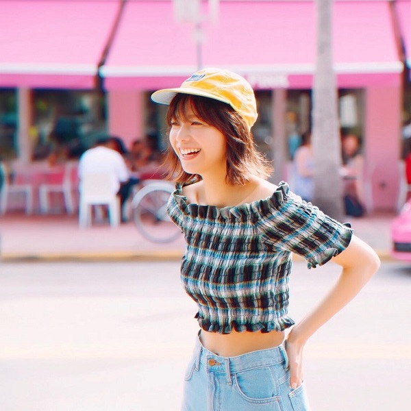 胸のふくらみがそそる欅坂46渡邉理佐のインスタグラムでのオフショット