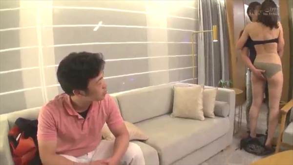 妻がAV男優とセックスしているところを見ているだけの旦那が寝取られ体験 美鈴さゆき