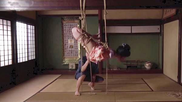 長押に吊り上げられる紫月いろは