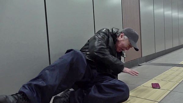 道でぶつかった杉浦ボッ樹に携帯を拾われる