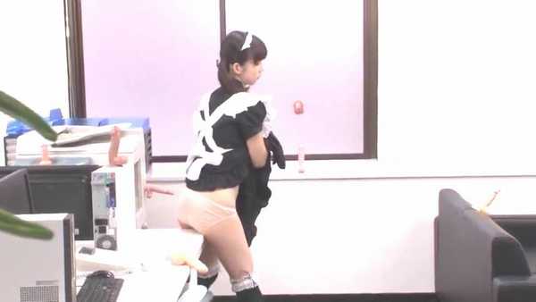 媚薬の効果でメイド喫茶の事務所でこっそりオナニーしてしまう清楚メイド 佐々木美南 水川えみる