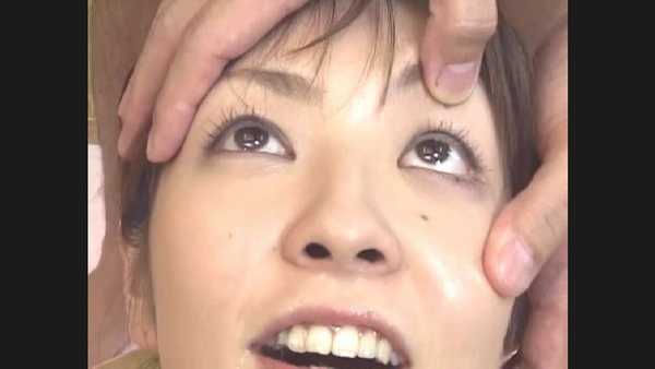 人間コンドームの小泉ゆりがAV監督にまぶたを固定されて眼射されそうになる