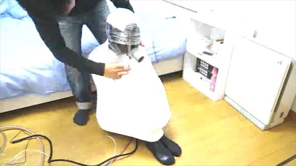 サランラップとビニールテープで全身拘束されるM女
