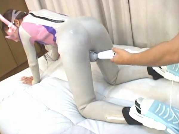 ウェットスーツの上から電マ責めされてマジイキしてしまうダイビングインストラクター