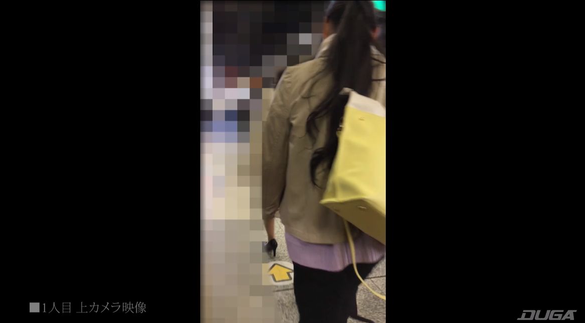 黒髪ロングにロングスカートを履いた1人目の被害者女性
