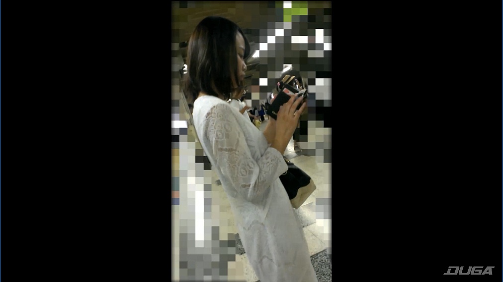 一人目の被害者はスマホに夢中!