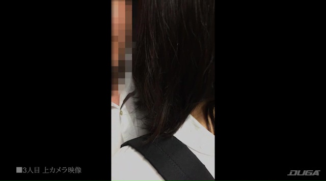 前の男性の胸に顔を埋めそうなロリ学生ちゃん