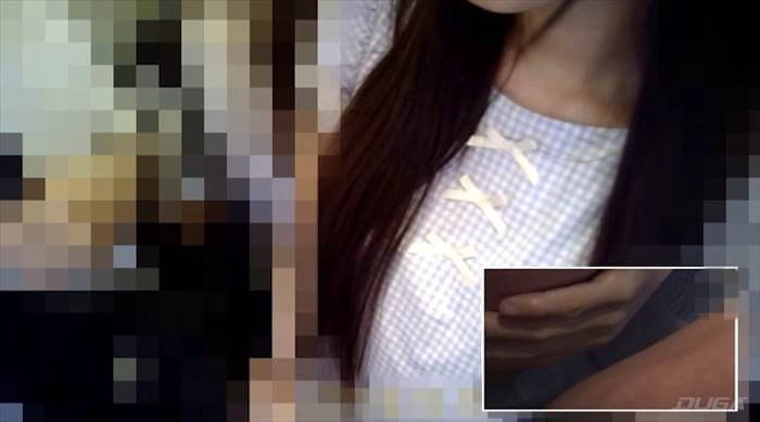 太ももを触られる可愛い女性