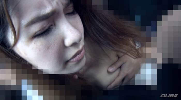 眉間にしわを寄せて声を出すのを我慢しているナナちゃん