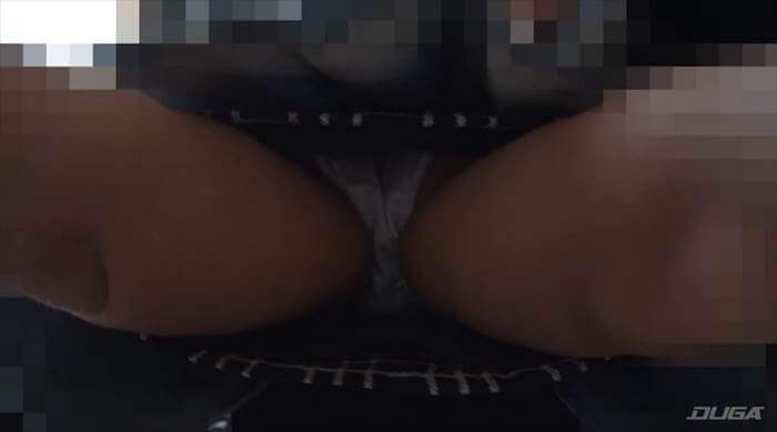 下からのアングルでパンチラ状態のアリスちゃん