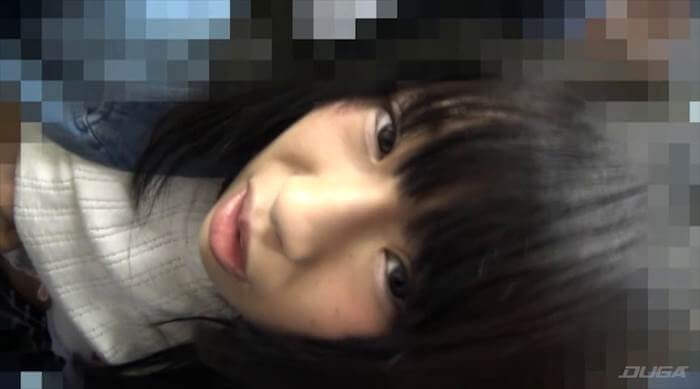 スタッフに目をやるアリスちゃん