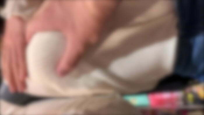 【おっぱい痴漢】過去1番エロいかもww大人しくて超可愛いコの巨乳おっぱいを甲でプニプニしてたら興奮し過ぎて、両掌で何度もモミモミ-00009