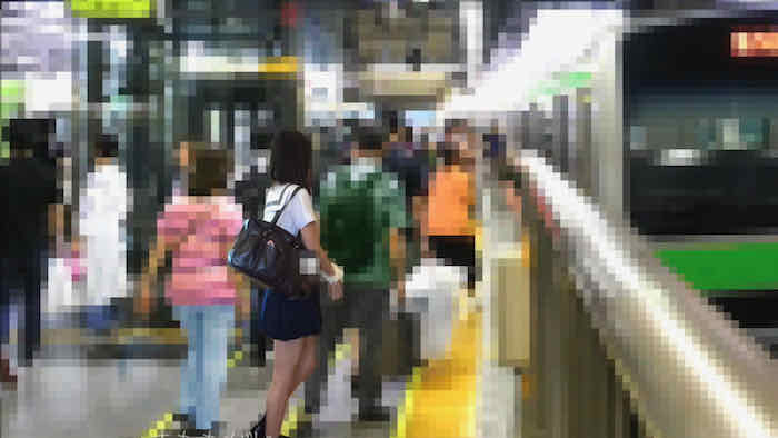 【電車痴漢】デカ乳パイパン美少女に中出し痴漢!乳首もクリも鬼責めで下半身ヌレヌレ後に美麗ワレメ肉棒ブチ込み中出しやり逃げ-001