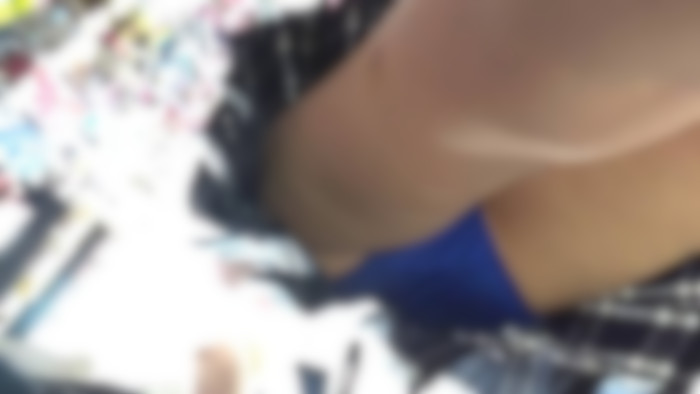 警戒心の強い巨乳少女を限界まで逆さ撮り&痴漢!-001