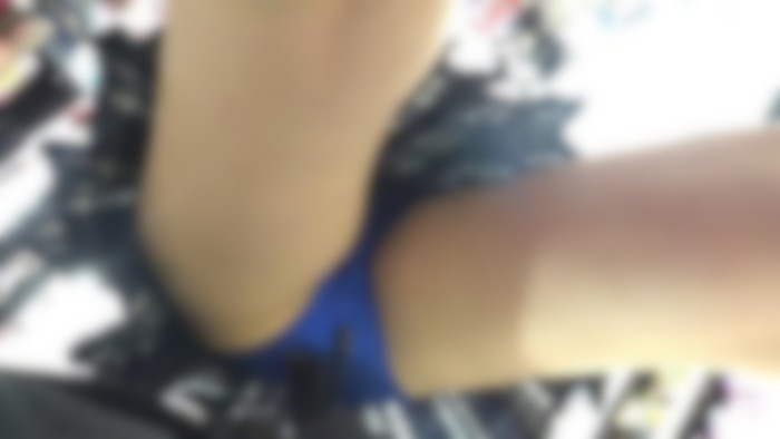 警戒心の強い巨乳少女を限界まで逆さ撮り&痴漢!-004