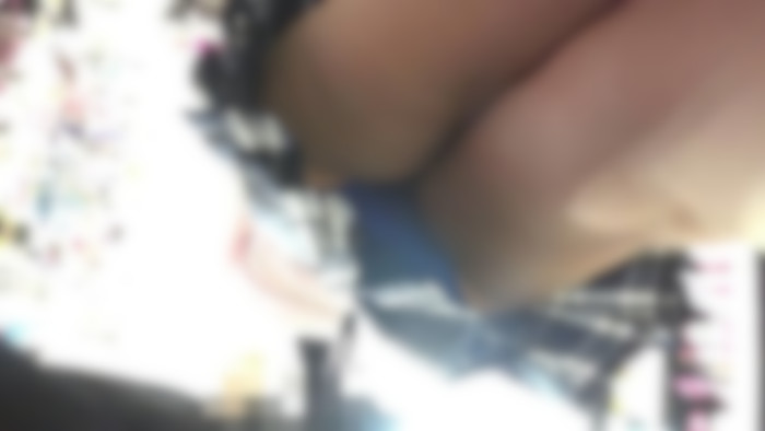 警戒心の強い巨乳少女を限界まで逆さ撮り&痴漢!-005