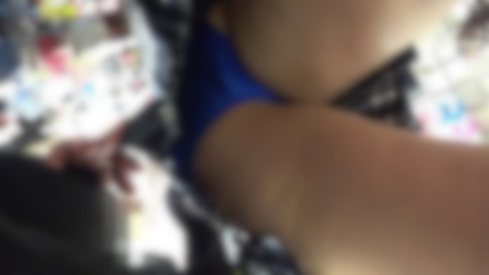 警戒心の強い巨乳少女を限界まで逆さ撮り&痴漢!-006