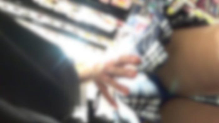 警戒心の強い巨乳少女を限界まで逆さ撮り&痴漢!-007