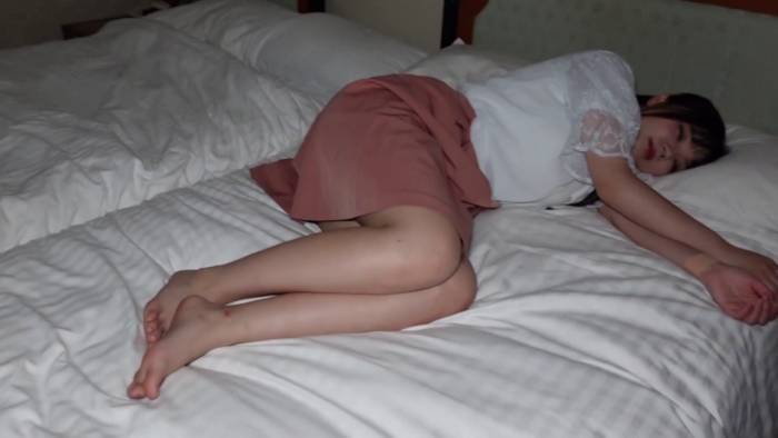 【こ●す※イタズラ】ピンク乳首美乳&マシュマロ桃尻!ピアノ科音大生が演奏会帰りに白目ヨダレイラマ&おっぱいプル揺れ生ハメ-001