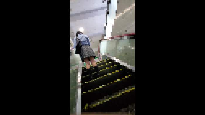 【乗車記録29】優等生系女子校生に集団痴かん!ローター登場に顔つきが変わる…-001