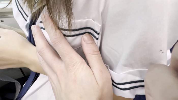 電車お触り16 ツインテールの超可愛いこの生おっぱいを触りまくり…エロ過ぎ…必見です!!-003