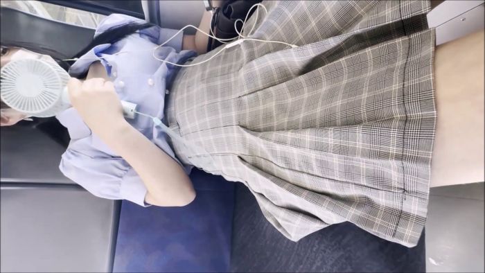 電車お触り29 油断している可愛いコに興奮して豊満なお胸と股間をいただいちゃいました-004
