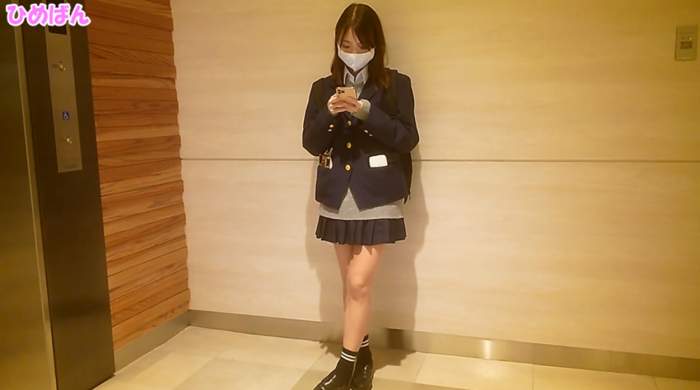 キレイなまん丸お尻のパイパンJ●!超敏感過ぎて電車内で潮吹き!何度も絶頂して最後は中出しw-001
