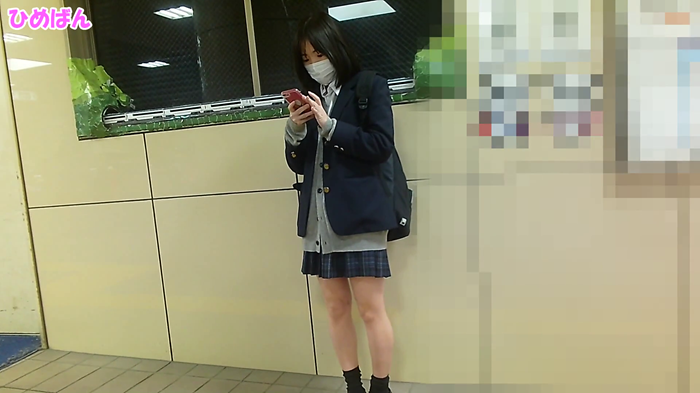 黒髪の優等生風のJ●が電車の中で太ももに滴るほどの潮吹き!連れ込んだトイレでフェラ&無許可の生中出しw-001
